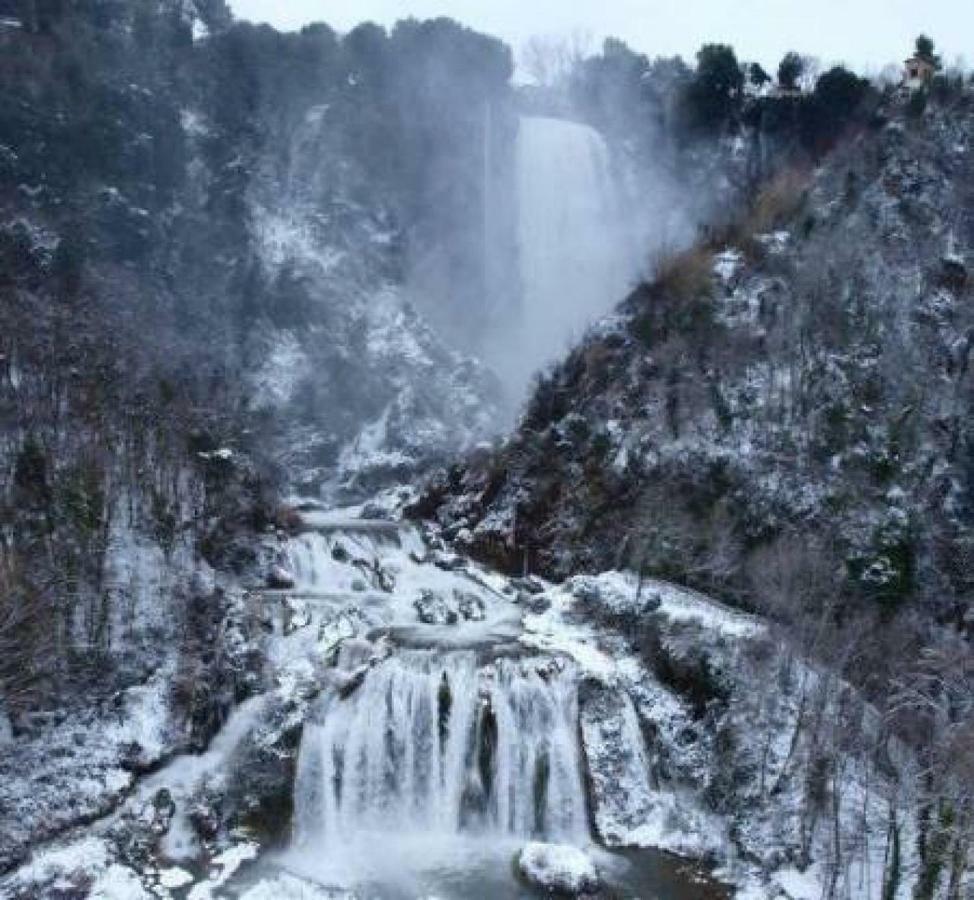 מלון טרני Il Casolare Della Cascata מראה חיצוני תמונה